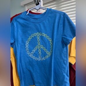 XS (4/5) Cat & Jack blue T-shirt with yellow smiley peace sign